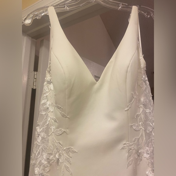 Beautiful wedding dress with a lovely train. - Picture 7 of 11